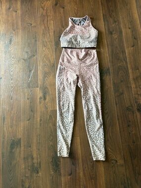 Peloton matching sport bra and leggings. Woman’s size medium